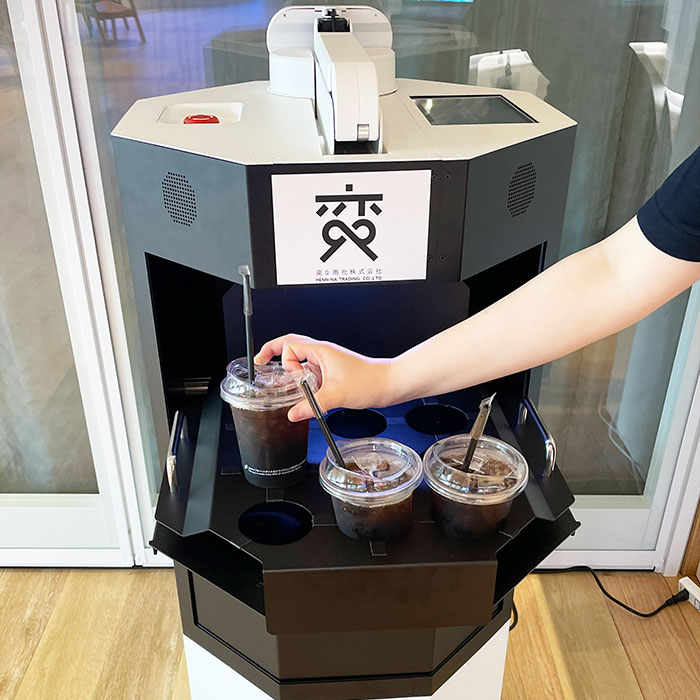 デリバリーロボットにコーヒーをセッティングする画像
